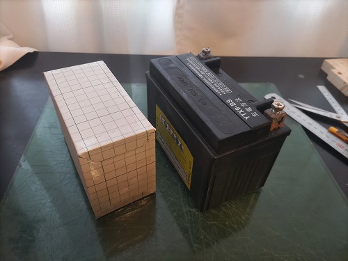 リチウムバッテリーを紙で作りサイズを比較