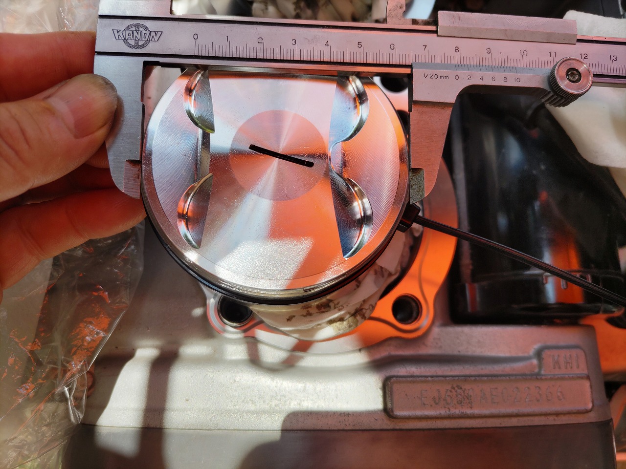 ピストンの直径を測定する　78ミリ