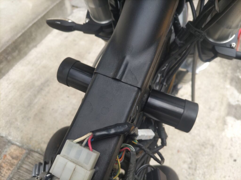 カラーで延長して幅が広いZRX400のタンクに合わせる