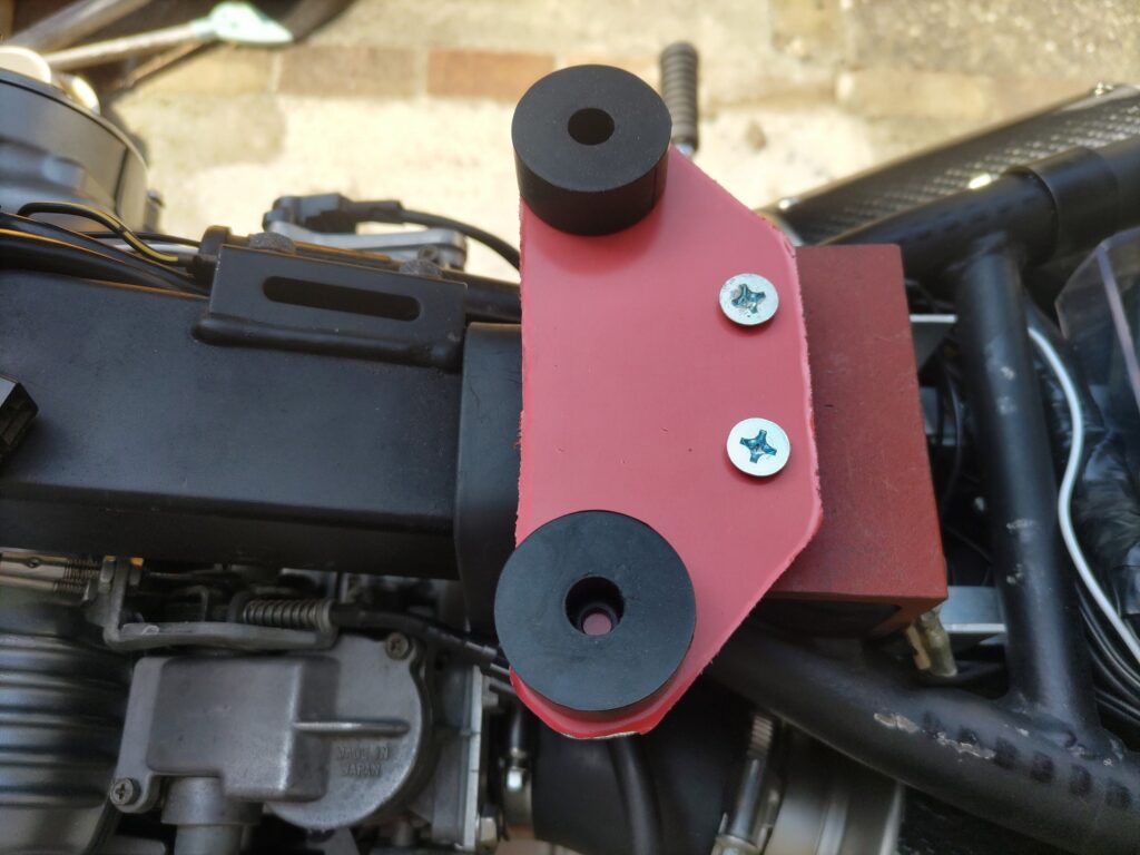 タンク後方の荷重を受ける金物