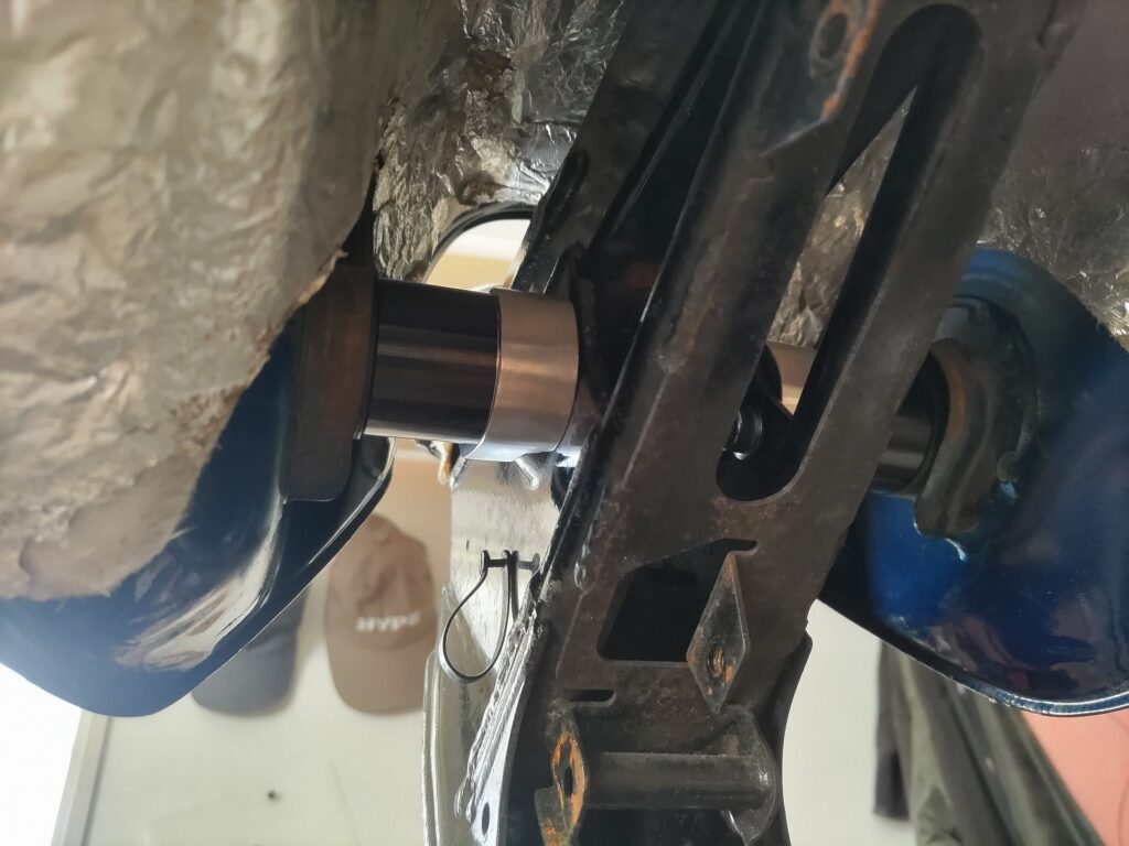 タンク前方固定金物を下から見上げた