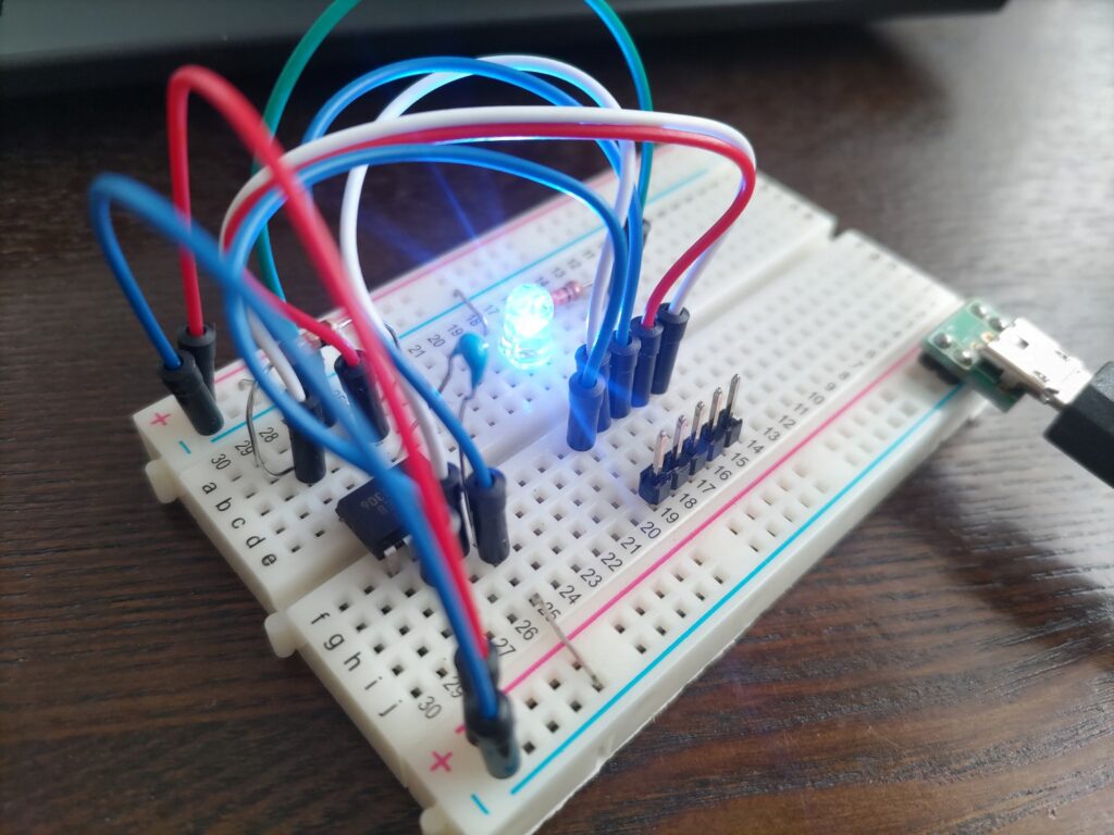 マイコンにプログラムを書き込んでLチカ成功