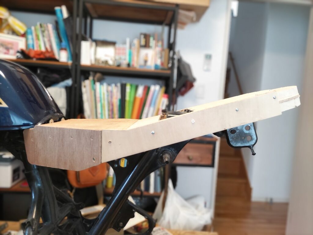 シートカウル原型　しっぽをのばした