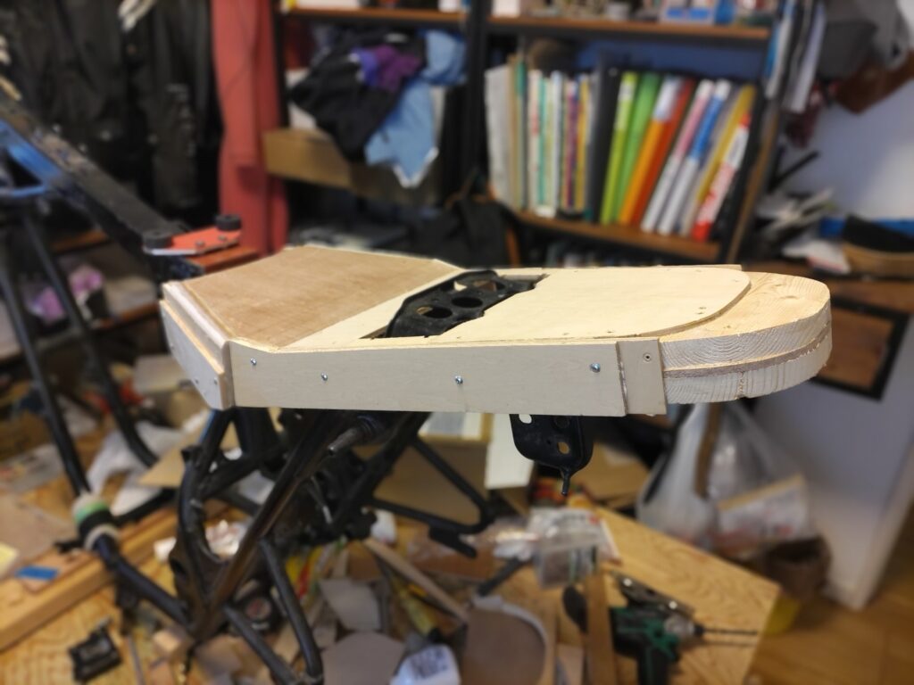 シートカウル原型　サイドに少しだけボリュームをつくる