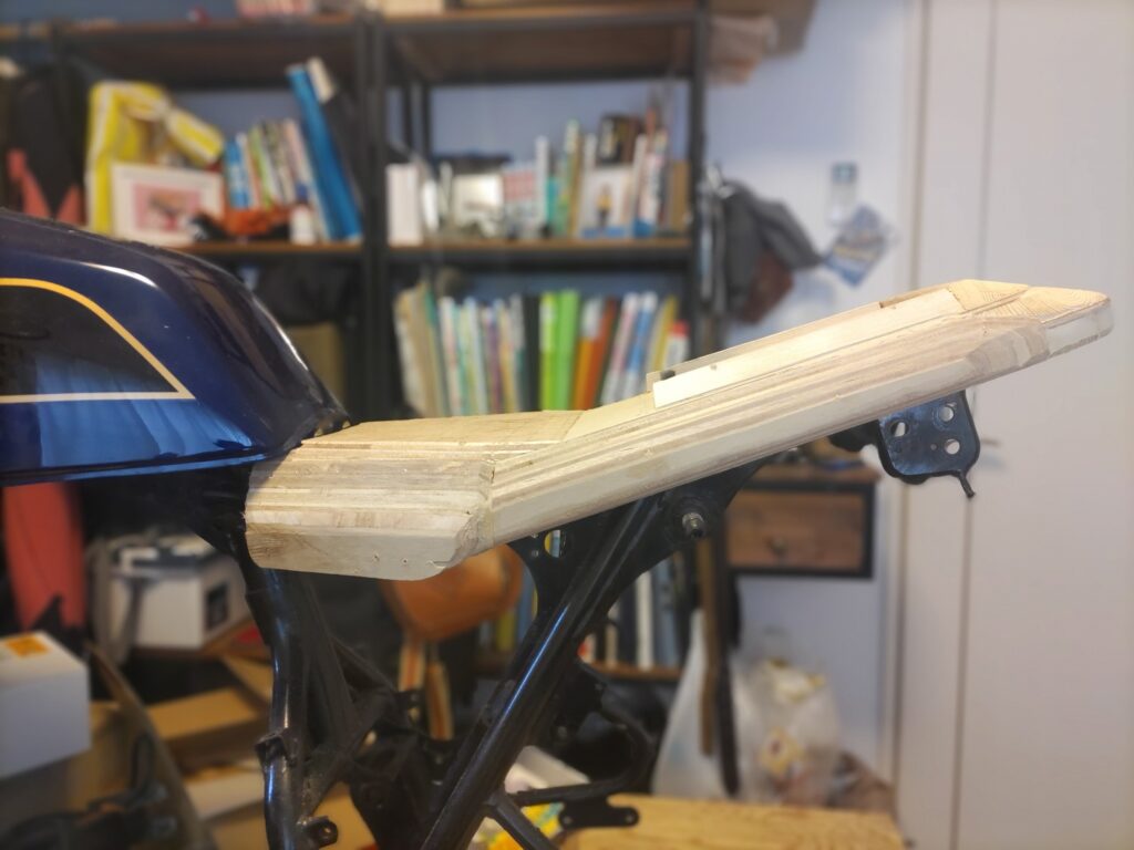 シートカウル原型　次々と木を重ねていく