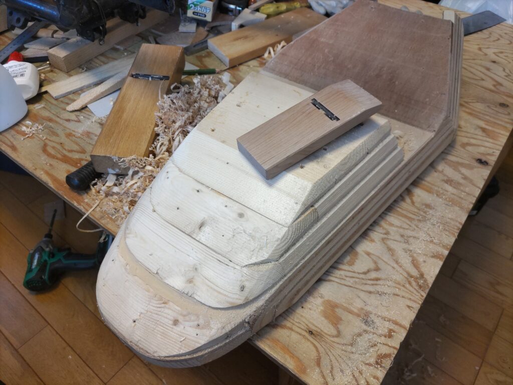 シートカウル原型　カンナで形を整えていく