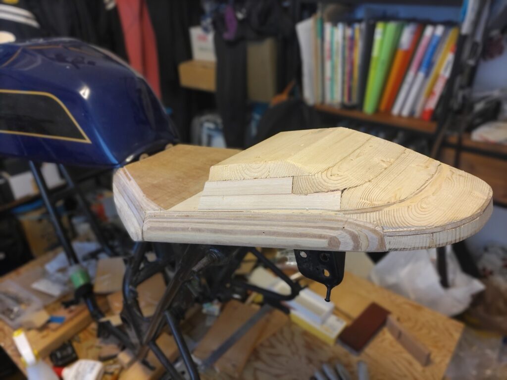 シートカウル原型　あと一層か