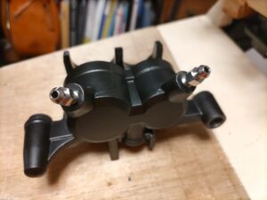 ブリードプラグはチタン製