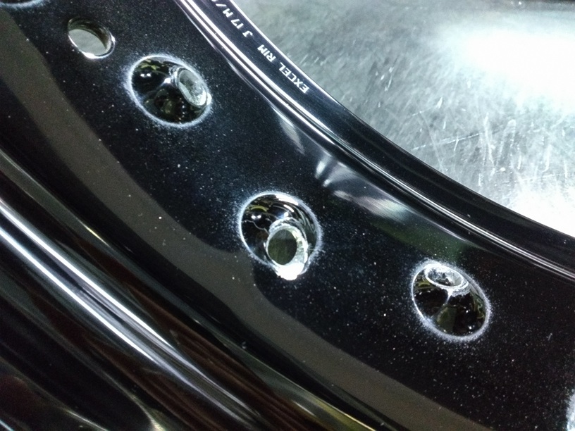 工場で加工途中のエキセルリム 穴がディンプルから少しはずれている