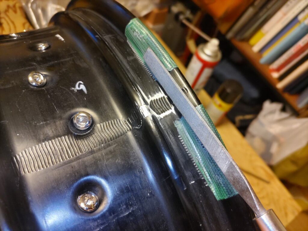 でこをやすりで削る