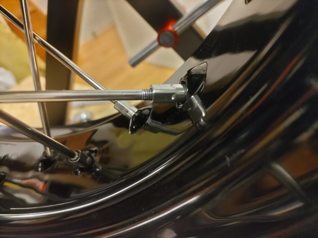 締め切ったのに出ているスポークのねじ