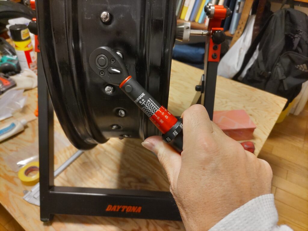 トルクレンチでニップルを締める