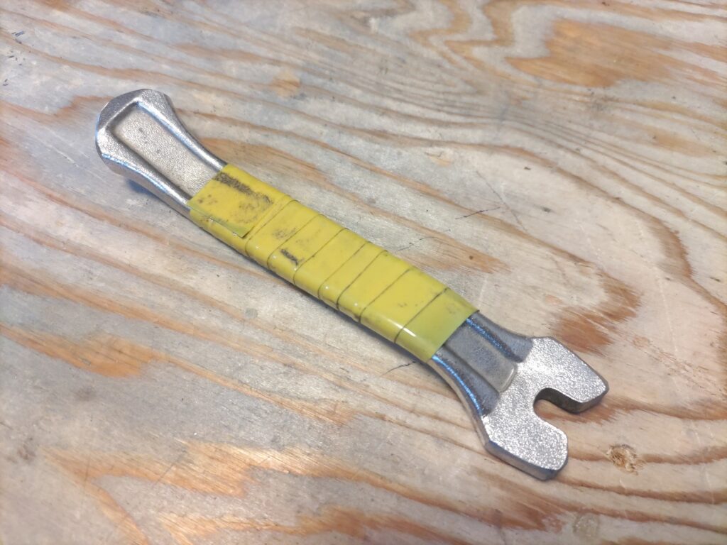 自作ニップルレンチ まだ試作段階でごつい
