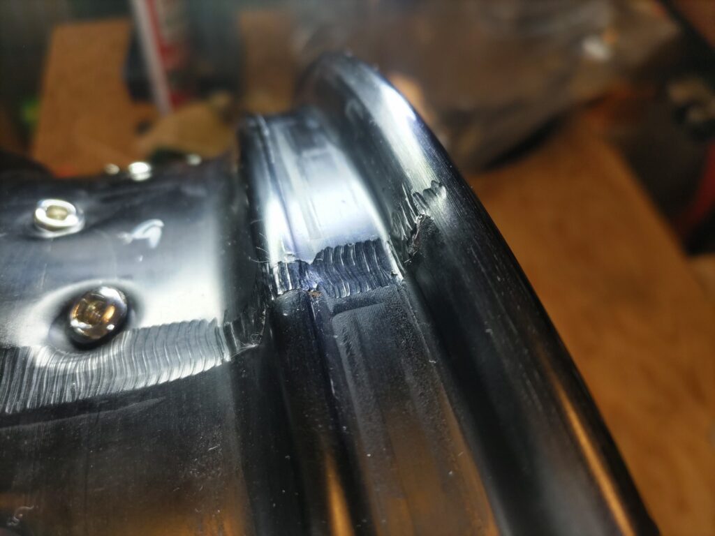 リムの溶接部は、なかなかのがたがた
