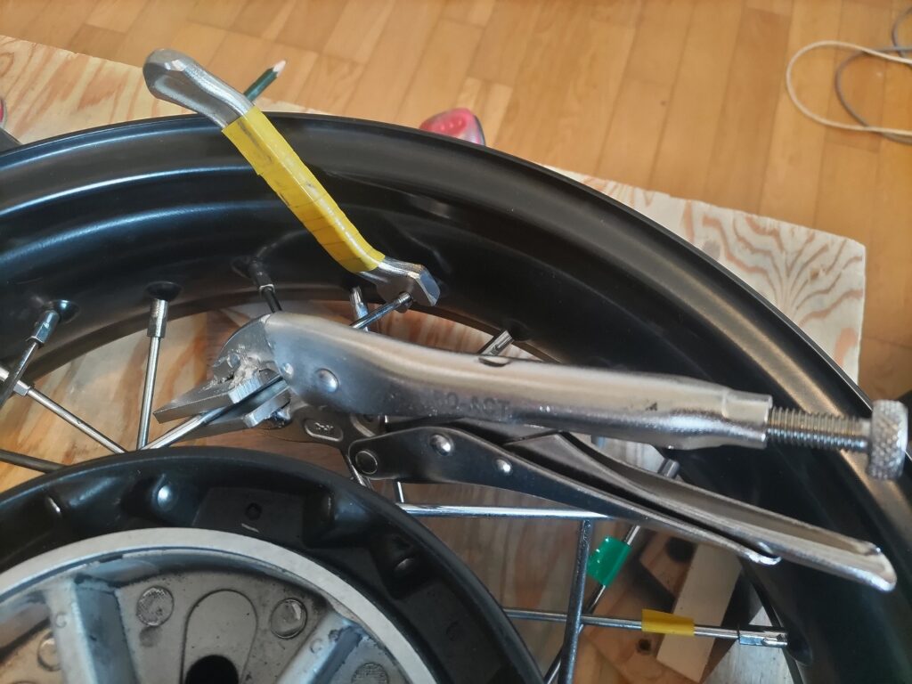 自作スポーク押さえ工具