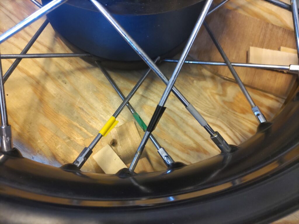 4本のスポークの長さを調べるために色テープで識別