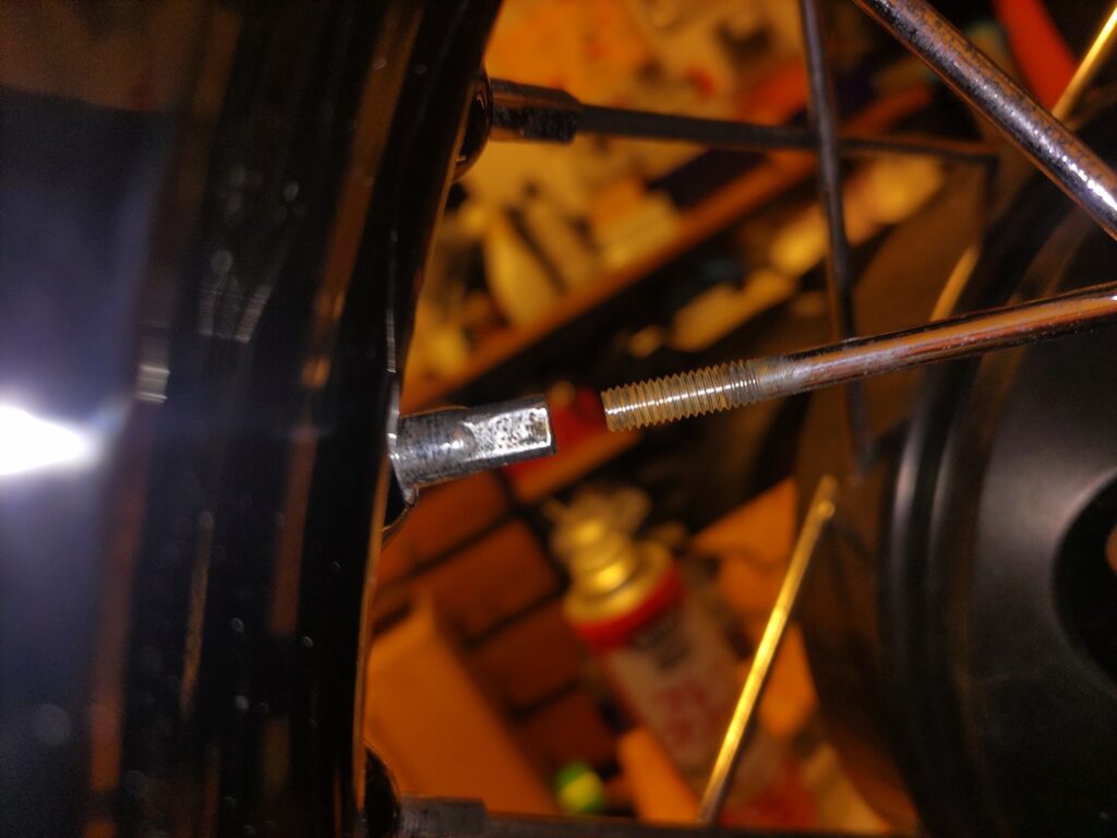 スポークとニップルの向きがあっている確認