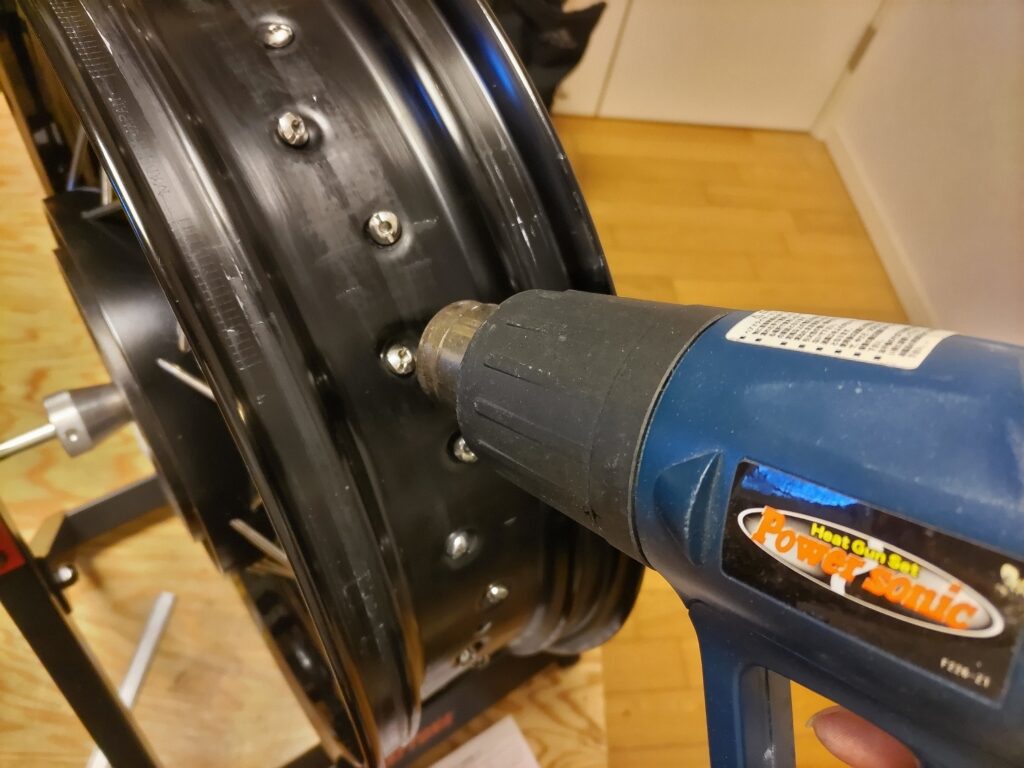 接着力アップのためにヒートガンでリムを温める